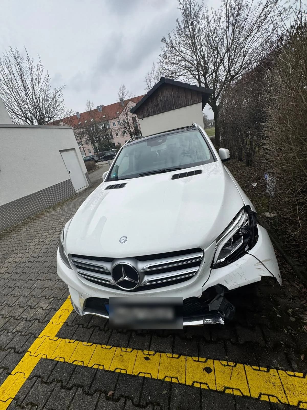 Mercedes-Benz GLE frontal — unbeschädigte Haube, zerstörte Frontpartie links