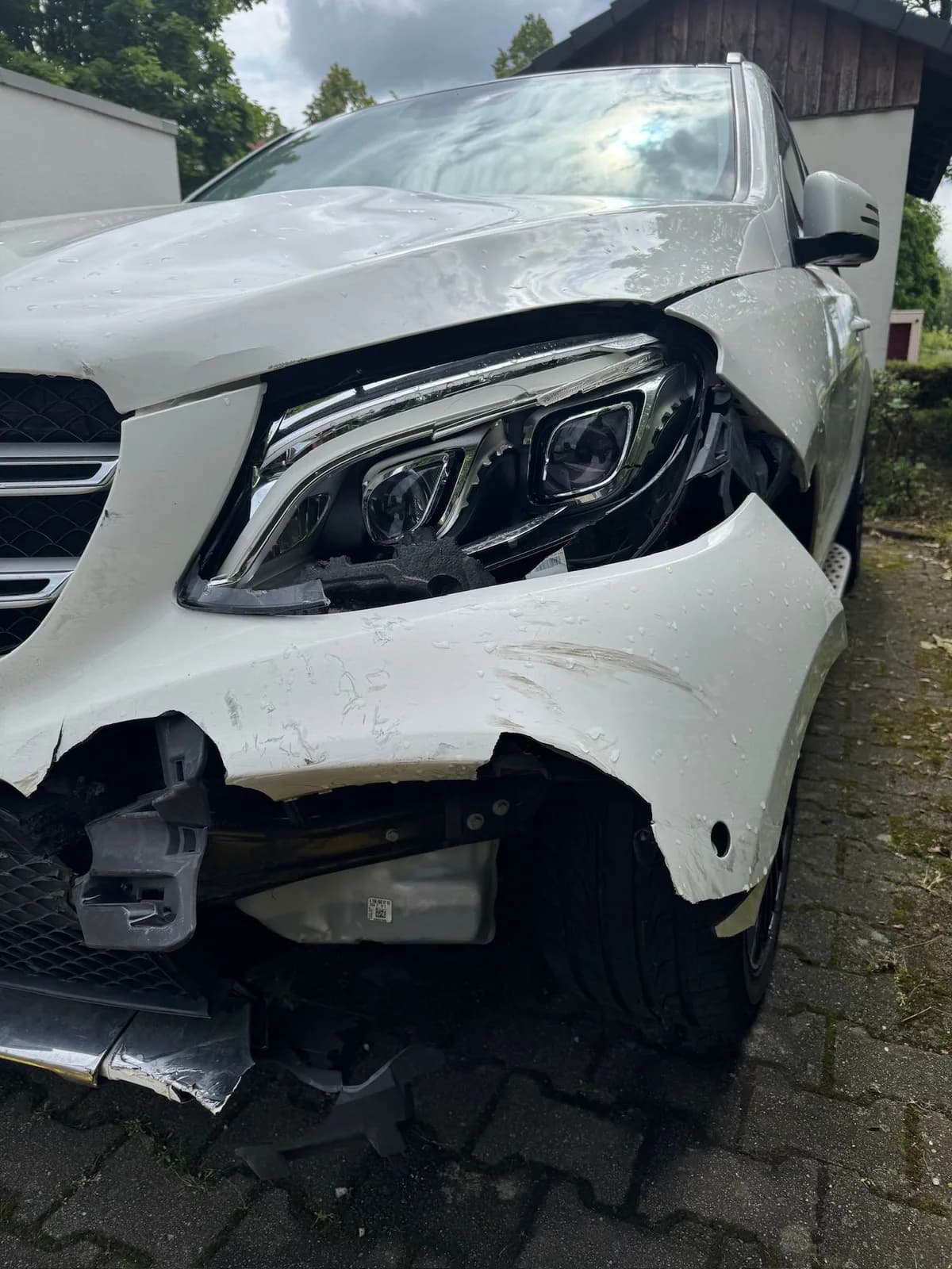 Detailaufnahme der Aufprallzone am Scheinwerfer des Mercedes-Benz GLE