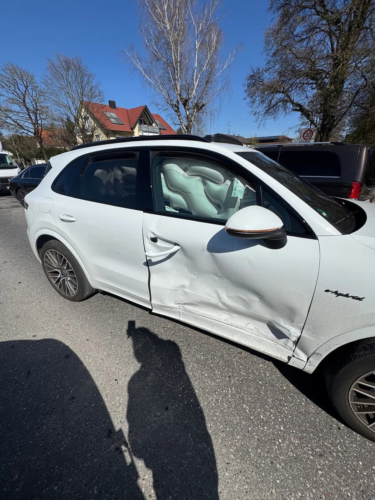 Mercedes-Benz GLE nach Seitenaufprall mit ausgelöstem Seitenairbag