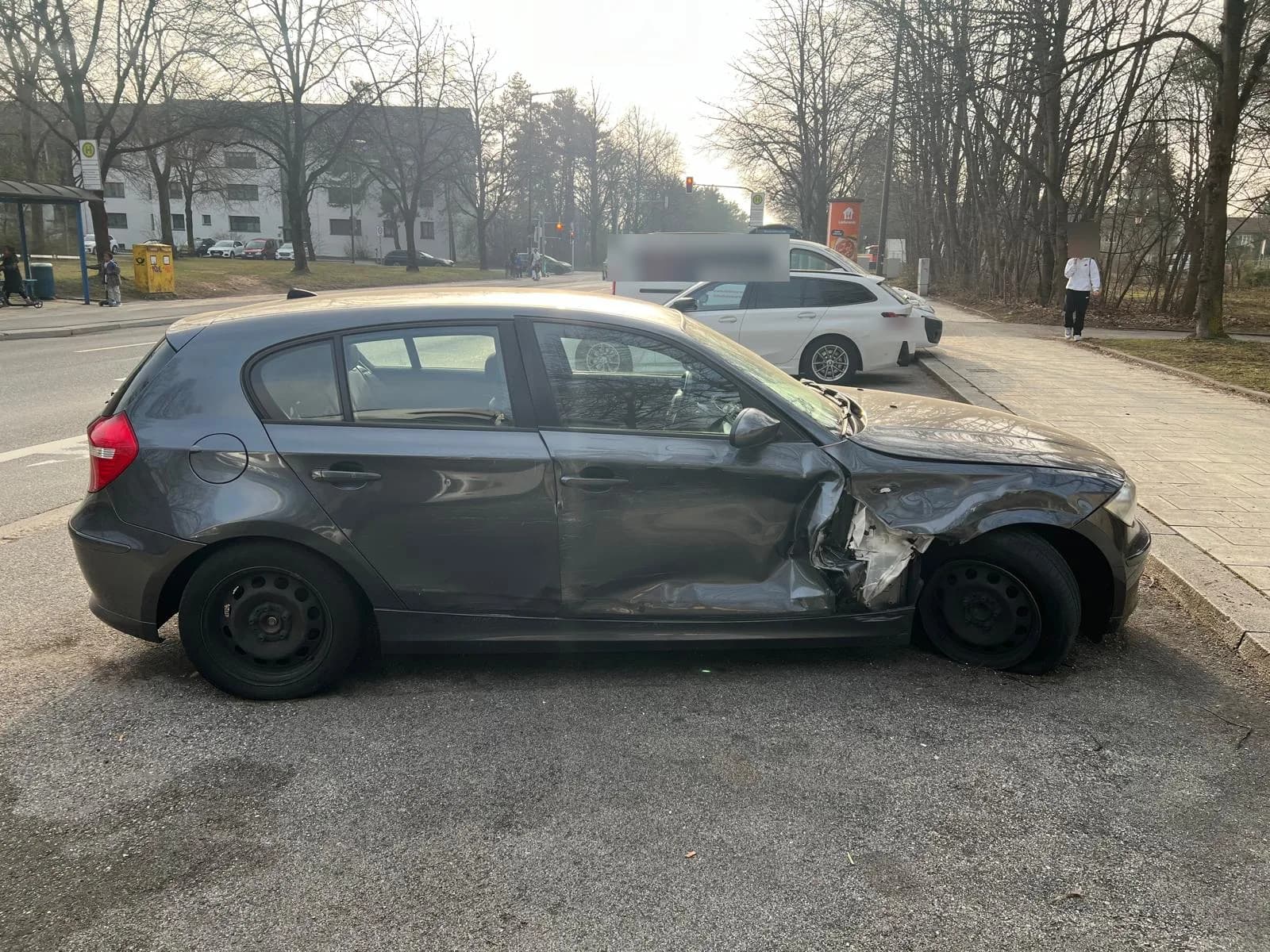 Gesamtansicht des Seitenschadens am BMW 1er — rechte Fahrzeugflanke, Beweisfoto Fall B