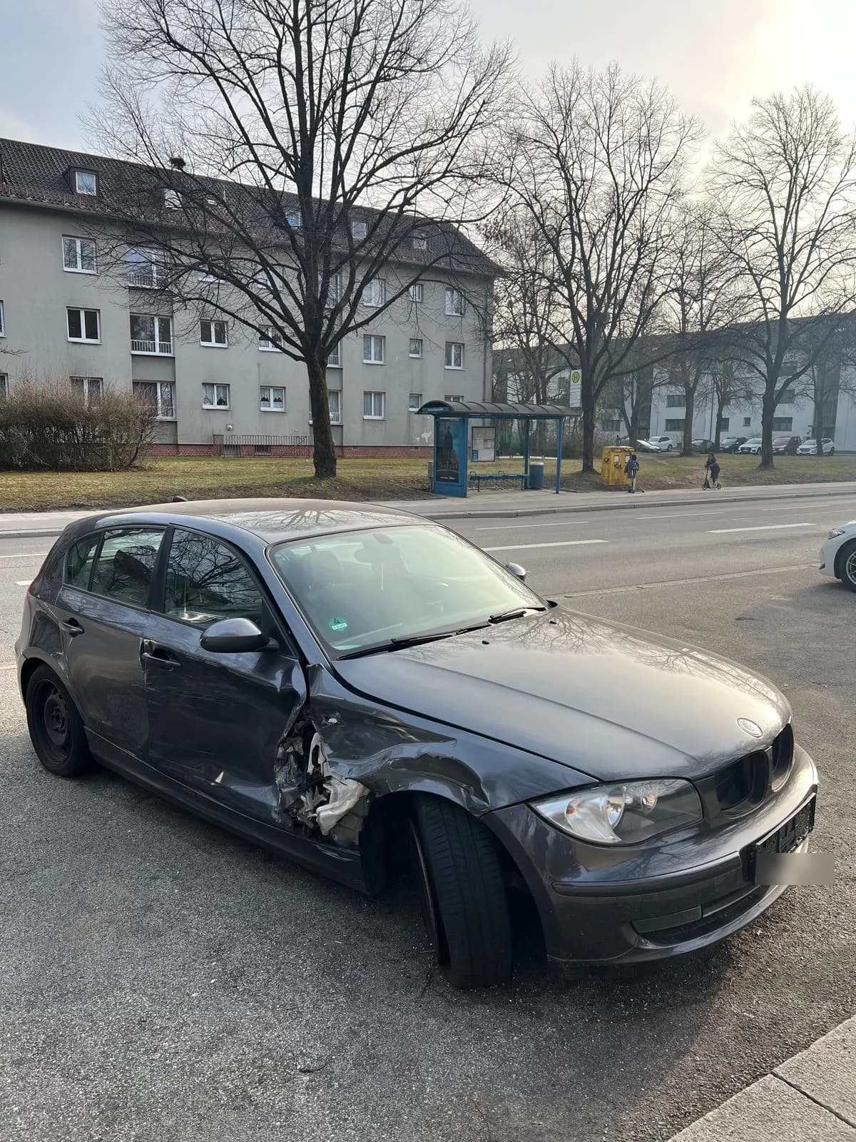 BMW 1er mit eingedrücktem Kotflügel und schräg stehendem Vorderrad