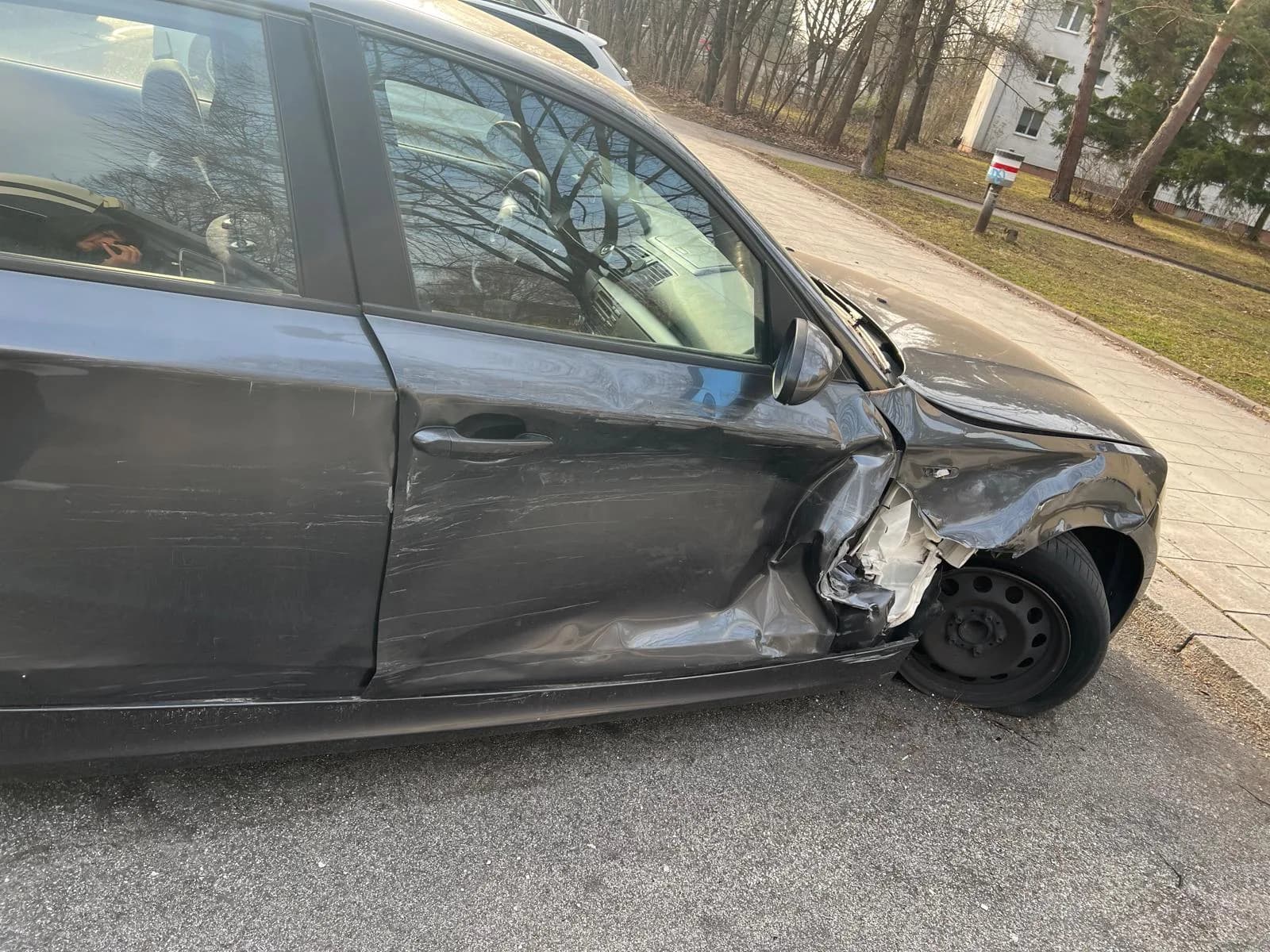 Detail der Aufprallstelle am Kotflügel des BMW 1er