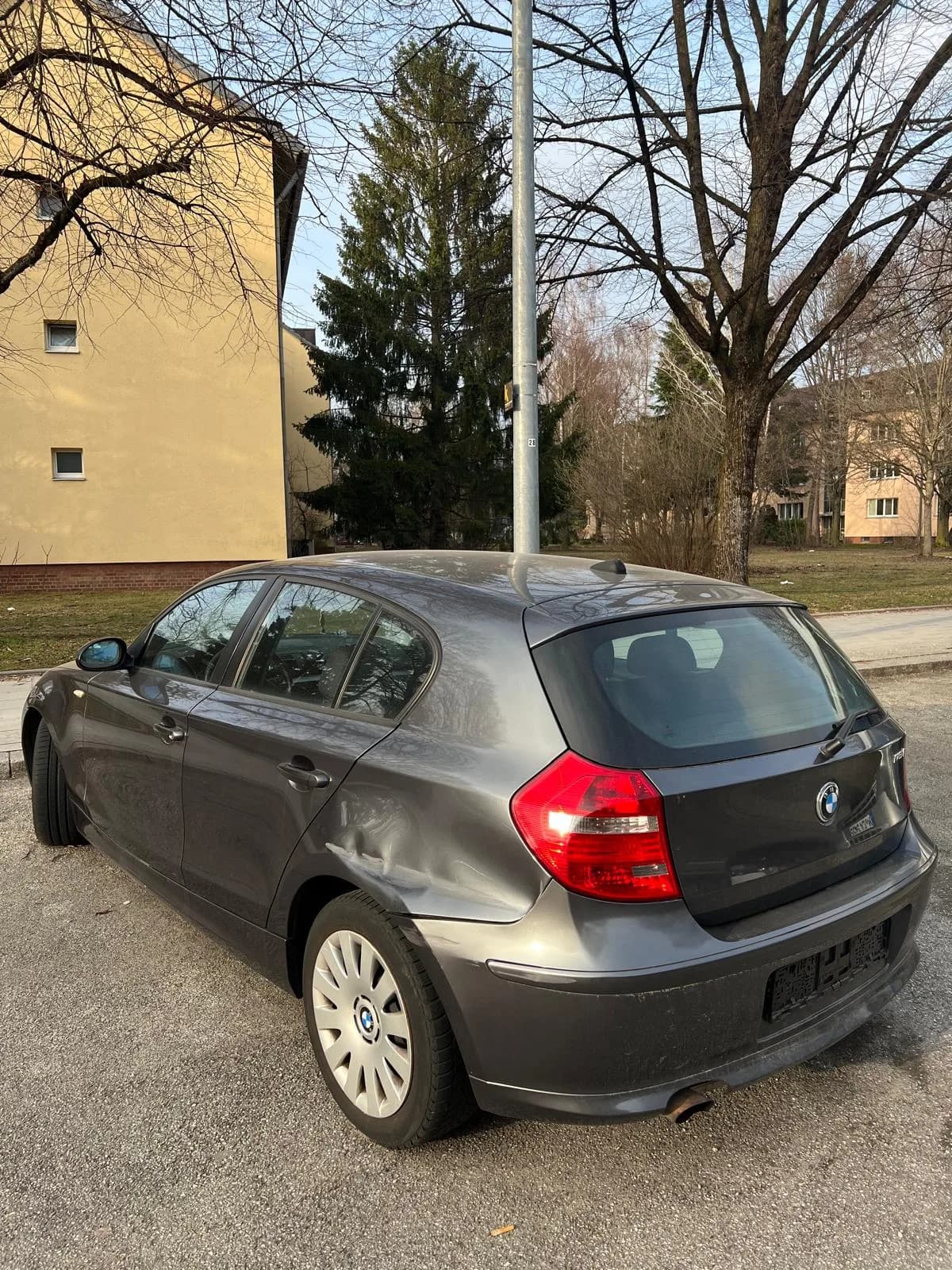 Delle an der hinteren linken Seitenwand des BMW 1er